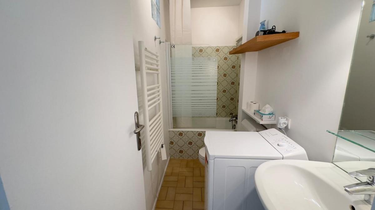 Appartement Au Coeur De Montmartre, Vivez Comme Un Local, Au Calme, Quartier Vivant, A Pied!